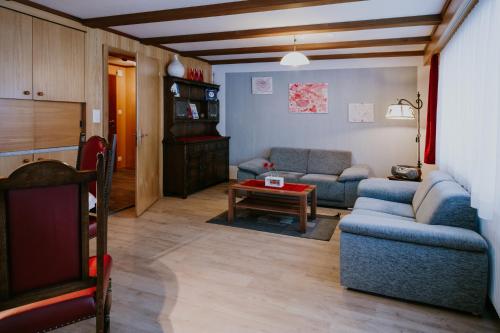 阿德尔博登阿洛亚木屋的客厅配有沙发和桌子