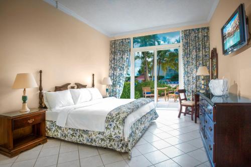 拿骚巴哈马布里斯全包度假酒店及Spa的一间卧室设有一张床、一台电视和一个窗口。