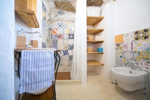 托雷苏达Villa Trullo Indipendente的一间带水槽、卫生间和淋浴的浴室