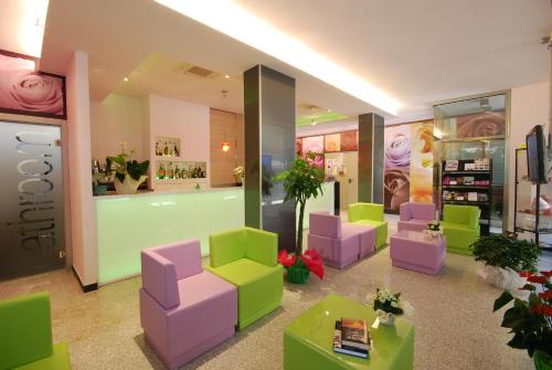 托尔托雷托Hotel Clara的一间商店,里面摆放着绿色和紫色的椅子和桌子