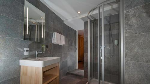 琪纳尔Pension de la Poste的一间带水槽和玻璃淋浴的浴室