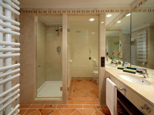 奇加拉尔埃尔博斯克酒店的一间浴室