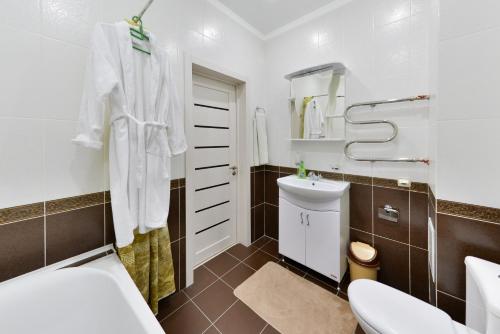 阿斯塔纳Apartments LUX 53/144的白色的浴室设有卫生间和水槽。
