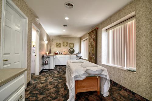 萨拉托加泉萨拉托加温泉罗斯福套房酒店 的一间医院间,配有桌子和厨房