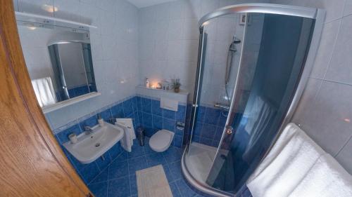 普罗马尼亚White Stone Villa 43的带淋浴、卫生间和盥洗盆的浴室