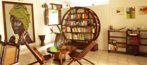 德赛凡提斯玫瑰旅馆的一间设有桌子和书架的房间