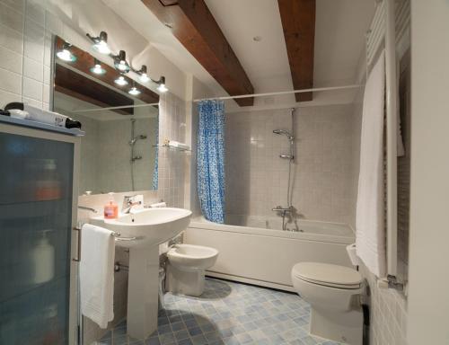 圣萨沃罗公寓的一间浴室