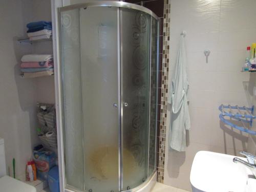 甘达坞伊港Apartment Essayadi Residence的浴室里设有玻璃门淋浴