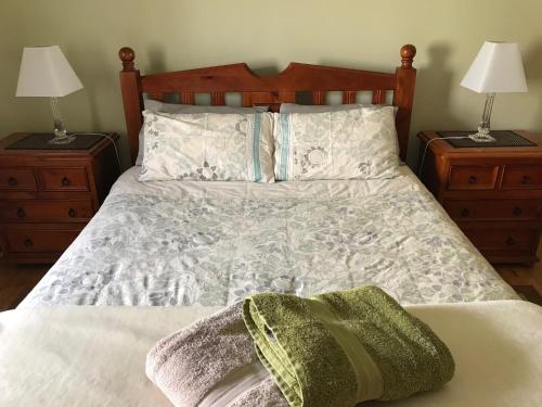 金斯科特Armadale House - Kingscote的一间卧室,配有带2个床头柜的床