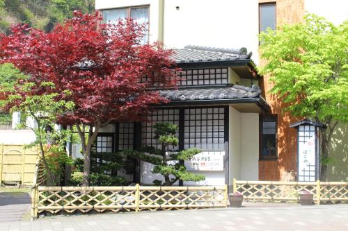 登别花钟亭花屋日式旅馆的前面有红树的房子