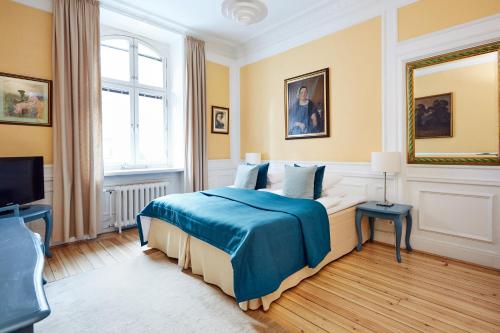 斯德哥尔摩霍格斯坦酒店 的一间卧室配有一张床和一台电视