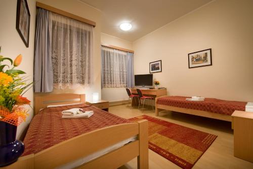 特热比奇Grand Hotel的酒店客房配有两张床和一张书桌