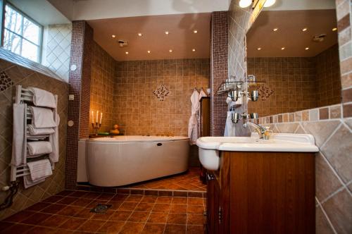 季莫赫尔嘉德酒店的一间浴室