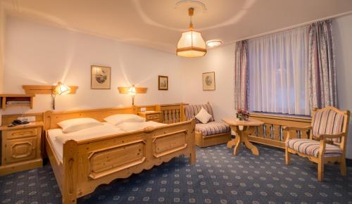 慕尼黑嘎斯霍夫祖尔博斯特酒店的一间卧室配有一张床、一把椅子和一张桌子