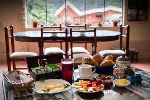 巴尼奥斯拉诺维恩托斯宾馆的一张桌子,上面有早餐食品,后面还有一张桌子