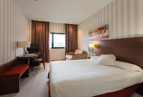 平托艺术酒店的酒店客房设有一张大床和一张书桌。