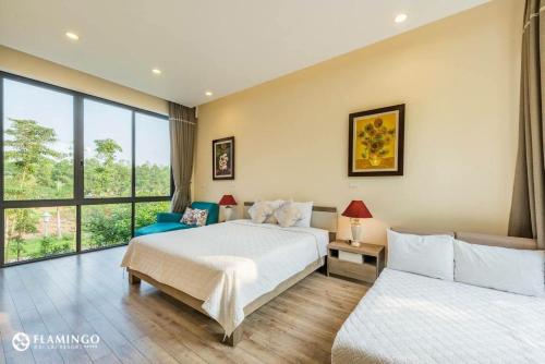 光邝Flamingo Dailai - HQ villa的一间卧室设有两张床和大窗户