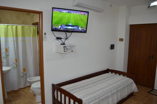圣罗莎Departamento Ciudad De Santa Rosa的浴室设有床铺,墙上配有电视。