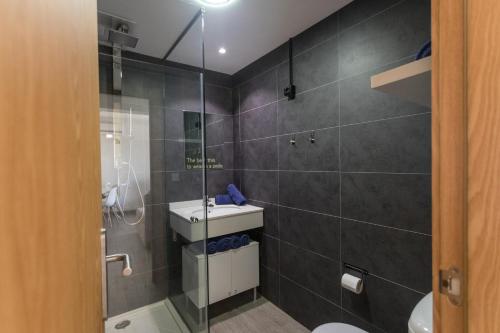 科拉雷侯加莱拉海滩公寓酒店的带淋浴、卫生间和盥洗盆的浴室