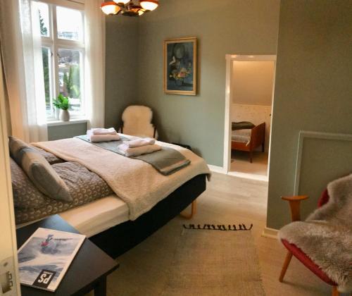 斯特兰达Fjord View Apartment的一间卧室设有一张床、一个窗口和一把椅子