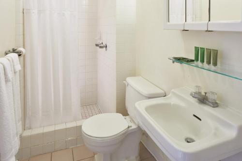 檀香山太平洋码头酒店的白色的浴室设有卫生间和水槽。