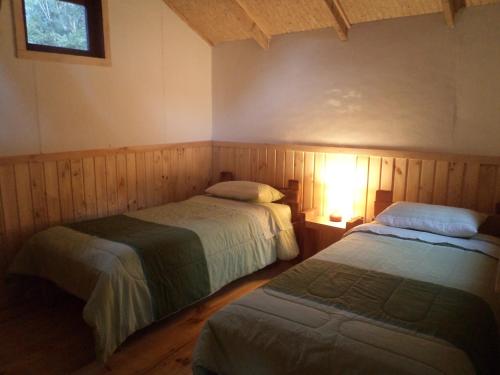 柴滕Alojamiento junto al mar的一间卧室设有两张床和窗户。