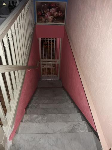 圣保罗Hotel bom retiro的带有红色墙壁和楼梯的楼梯间