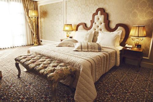 伊斯坦布尔苏戴越酒店的一间卧室配有一张大床和大床头板