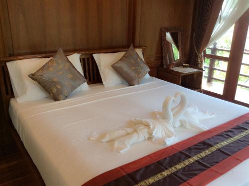 高兰Lanta Wanida Resort的一张带两个天鹅的毛巾床