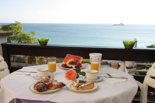 费拉约港欧姆布洛萨别墅酒店的一张桌子,上面放着两盘食物和橙汁