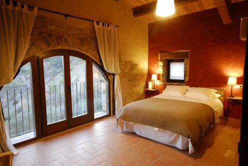 艾因萨欧澈蒂娜迪奥福美卡酒店的一间卧室设有一张大床和大窗户