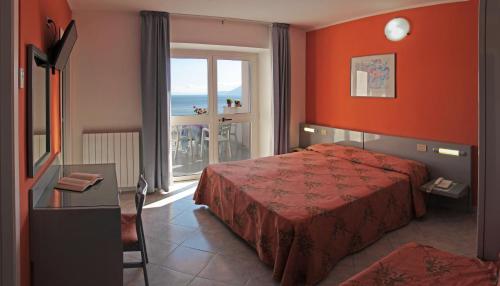 费拉约港欧姆布洛萨别墅酒店的酒店客房设有一张床,享有海景。