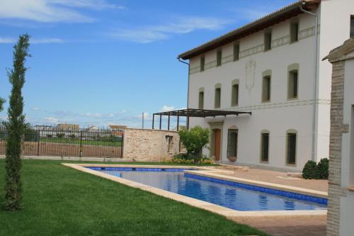 阿尔博拉亚默泽拉酒店的一座游泳池,位于一座建筑旁的院子内