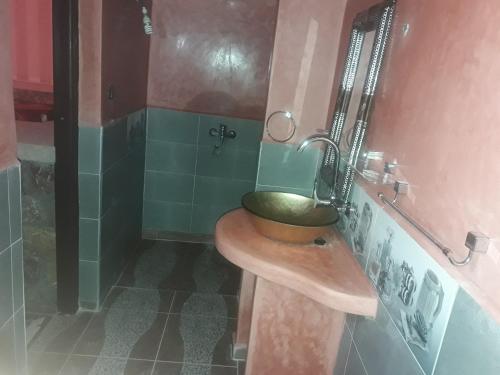 奥佐德法国橄榄树瀑布酒店的一间带木制水槽和淋浴的浴室
