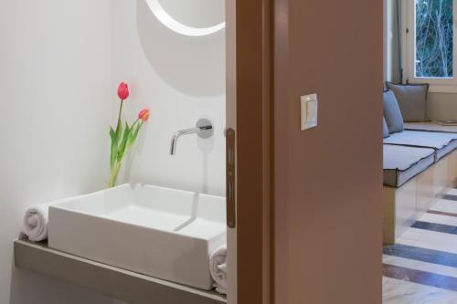 雅典安蒂民宿的浴室设有白色水槽和花瓶