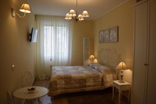 博洛尼亚梅塞地住宿加早餐旅馆的一间卧室配有一张床、一张桌子和一张桌子。
