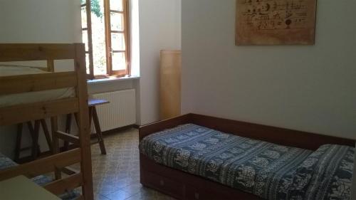 诺利Via dei Ginepri的一间小卧室,配有床和窗户