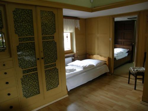 斯克拉斯卡波伦巴Dom jak dawniej的一间小卧室,配有床和窗户
