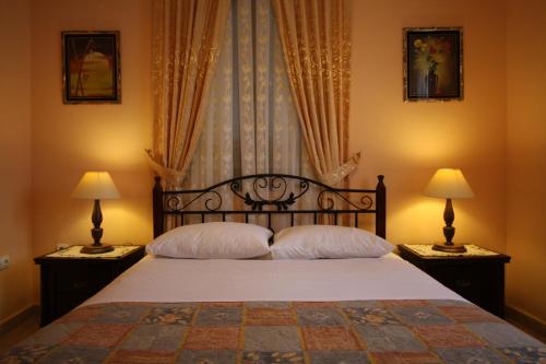 罗德镇索非亚旅馆的一间卧室配有一张大床和两盏灯