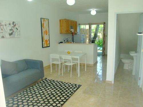 卡布雷拉Cabrera 6的带沙发和桌子的客厅以及厨房。
