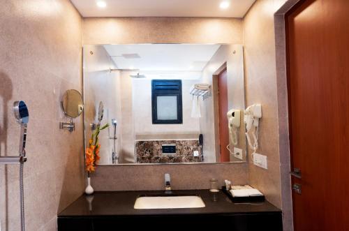 巴特那Amalfi Grand的一间带水槽和大镜子的浴室