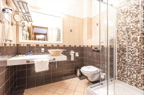 克卢日-纳波卡Hotel Athos R.M.T.的浴室配有卫生间、盥洗盆和淋浴。