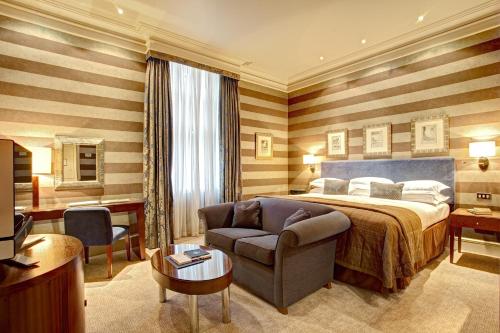 切斯特切斯特格罗夫纳酒店的酒店客房,配有床和沙发