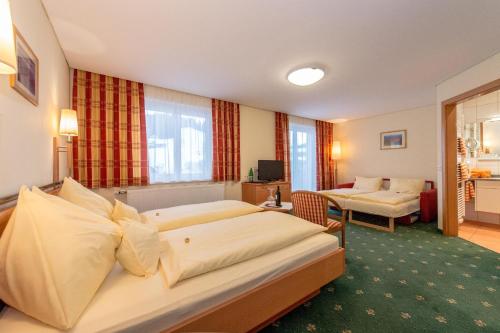帕斯格许特路旁鲁斯巴赫伊丽莎白酒店的酒店客房带两张床和一个客厅