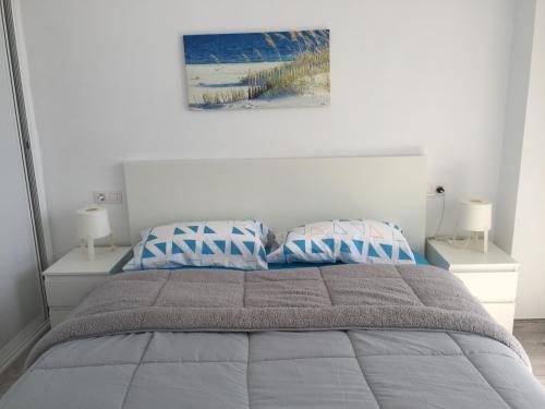 坎德拉里亚vacaciones frente al mar的一间卧室配有一张带两个枕头的床