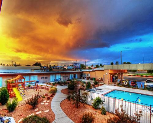 佩吉Lake Powell Canyon Inn的享有带游泳池和游乐场的度假村景致