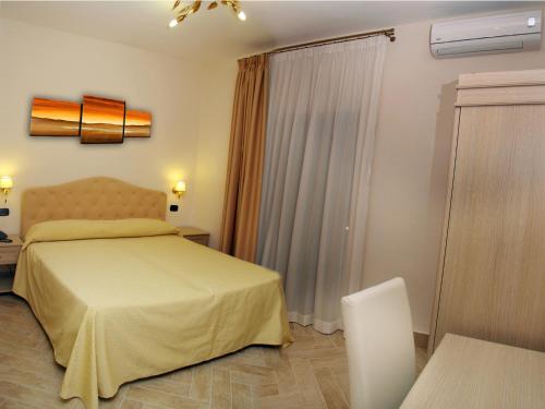 那不勒斯巴巴托酒店的酒店客房设有床和窗户。