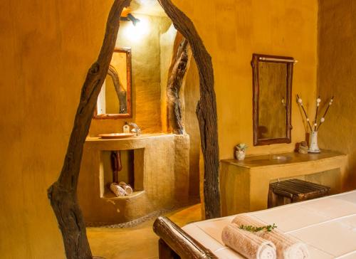 侯斯普瑞特Little Bush Lodge的一间带水槽和镜子的浴室