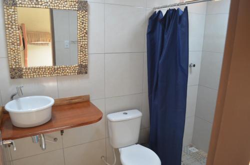 雅克南Pousada Kamaka Praia的一间带卫生间、水槽和镜子的浴室