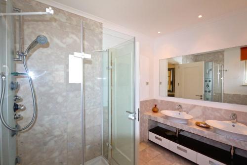 Villa Maelouance 92- Clever Details的一间浴室